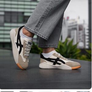 DeFlorance cloud sneakers
NWT
Italian 
Great for comfort and style
New in bag